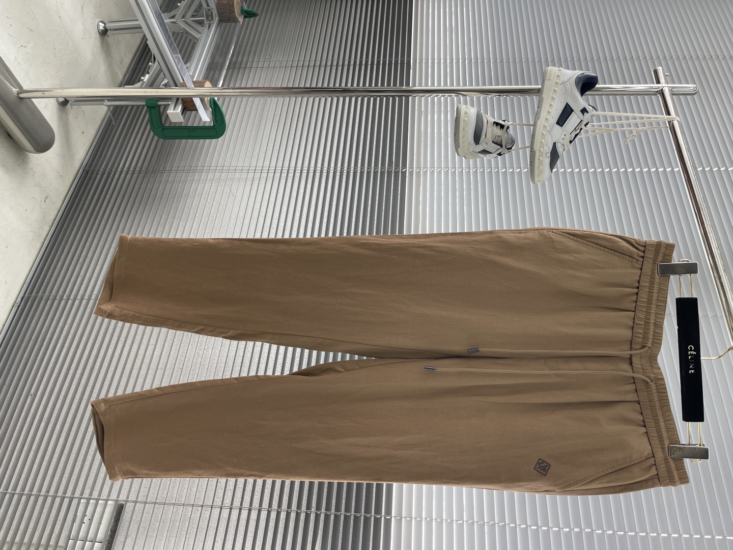 。🔅

-Loro Piana   25春夏新款亚麻混纺面料休闲裤，高端精英男士必备极简都市直筒长裤。意