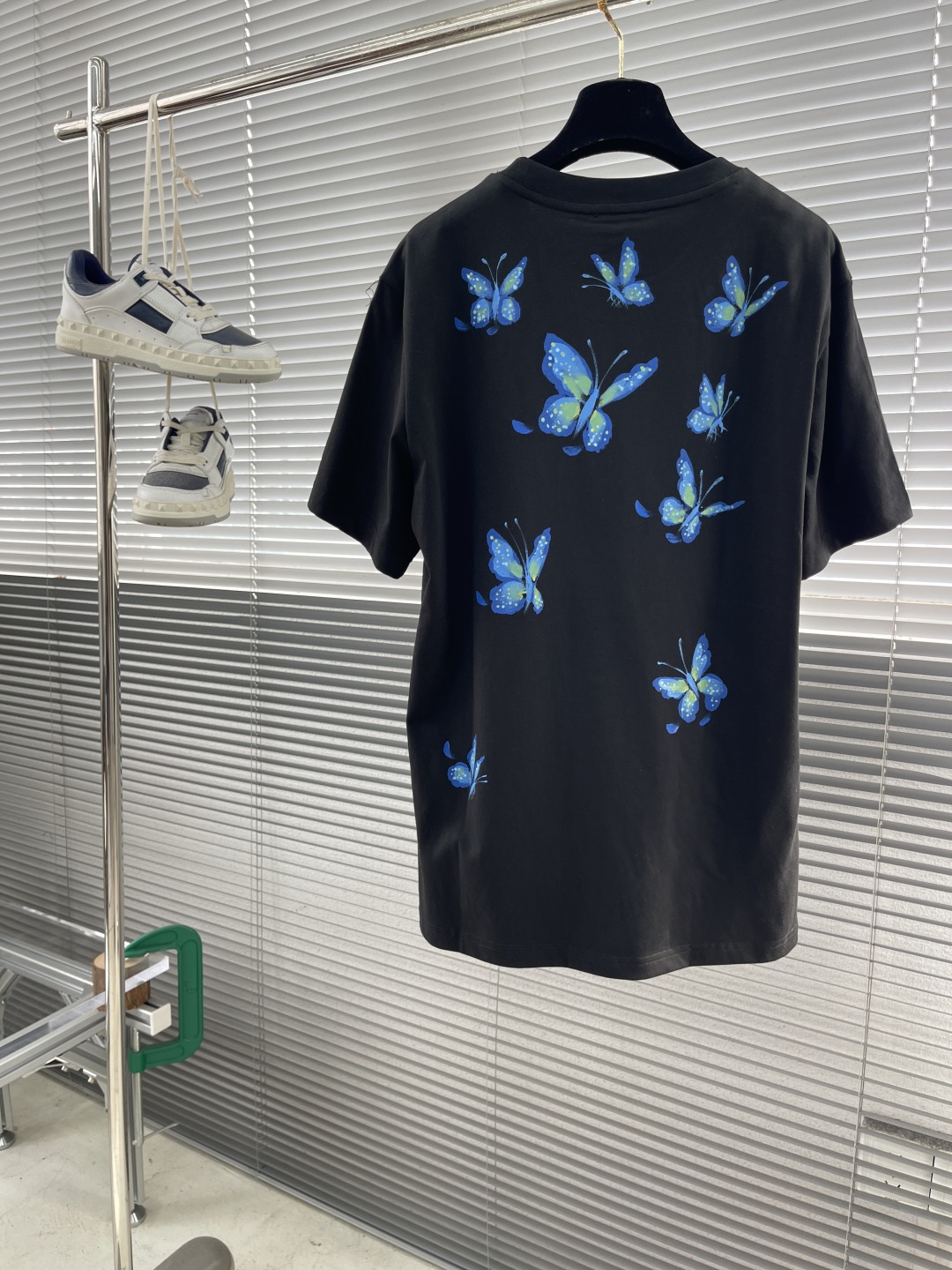 

-Dio   25ss新款刺绣圆领T恤，胸前彩色手绘品牌字母蝴蝶🦋图案 的辨识度令这款T恤正式高档之