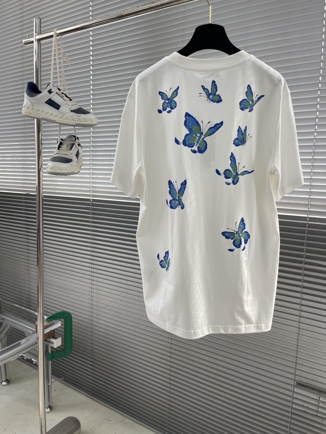 

-Dio   25ss新款刺绣圆领T恤，胸前彩色手绘品牌字母蝴蝶🦋图案 的辨识度令这款T恤正式高档之