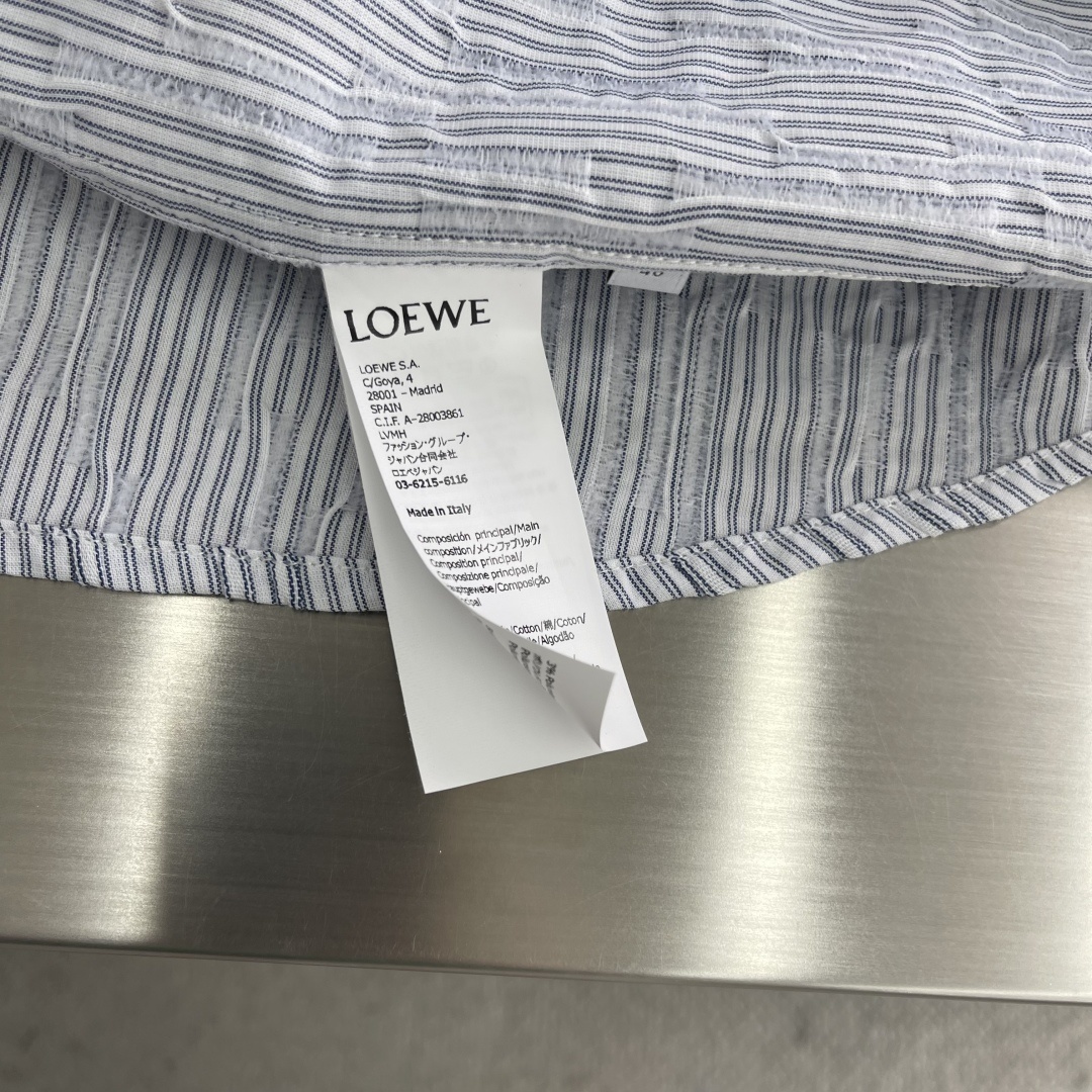 -LOEW 条纹波浪纹理短袖衬衫
选用三重黄金比例棉质混纺面料,棉纤维具有天然亲肤、柔软、吸水性