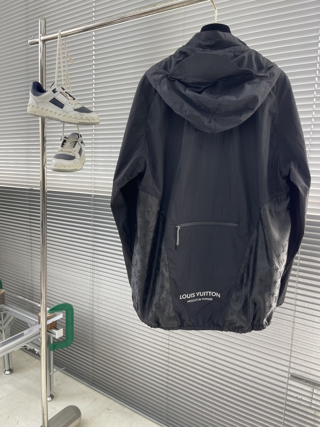 -驴家 25ss春夏新款连帽防晒衣进口轻薄防晒材质，透气舒适饰以下摆松紧调节设计，增添造型层次感 ，拼接