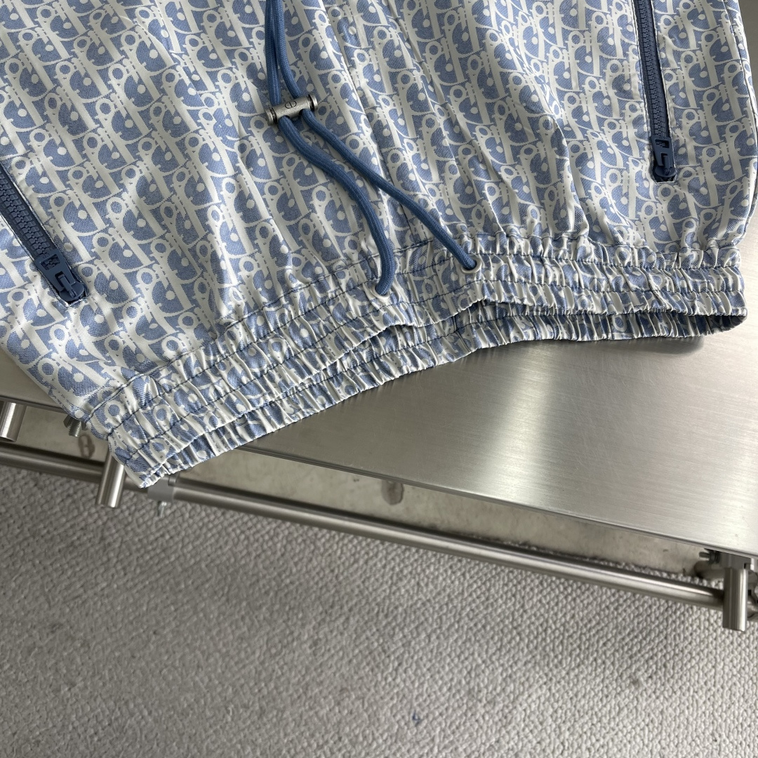 -Dio 26ss新款蓝色塔夫绸提花短裤采用蓝色塔夫绸科技提花面料精心制作搭配腰部抽绳和侧面拉链口袋，别