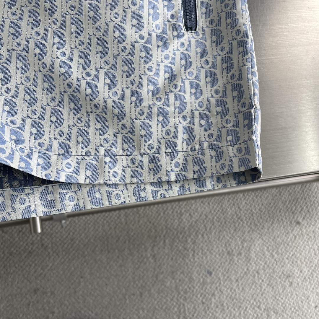 -Dio 26ss新款蓝色塔夫绸提花短裤采用蓝色塔夫绸科技提花面料精心制作搭配腰部抽绳和侧面拉链口袋，别