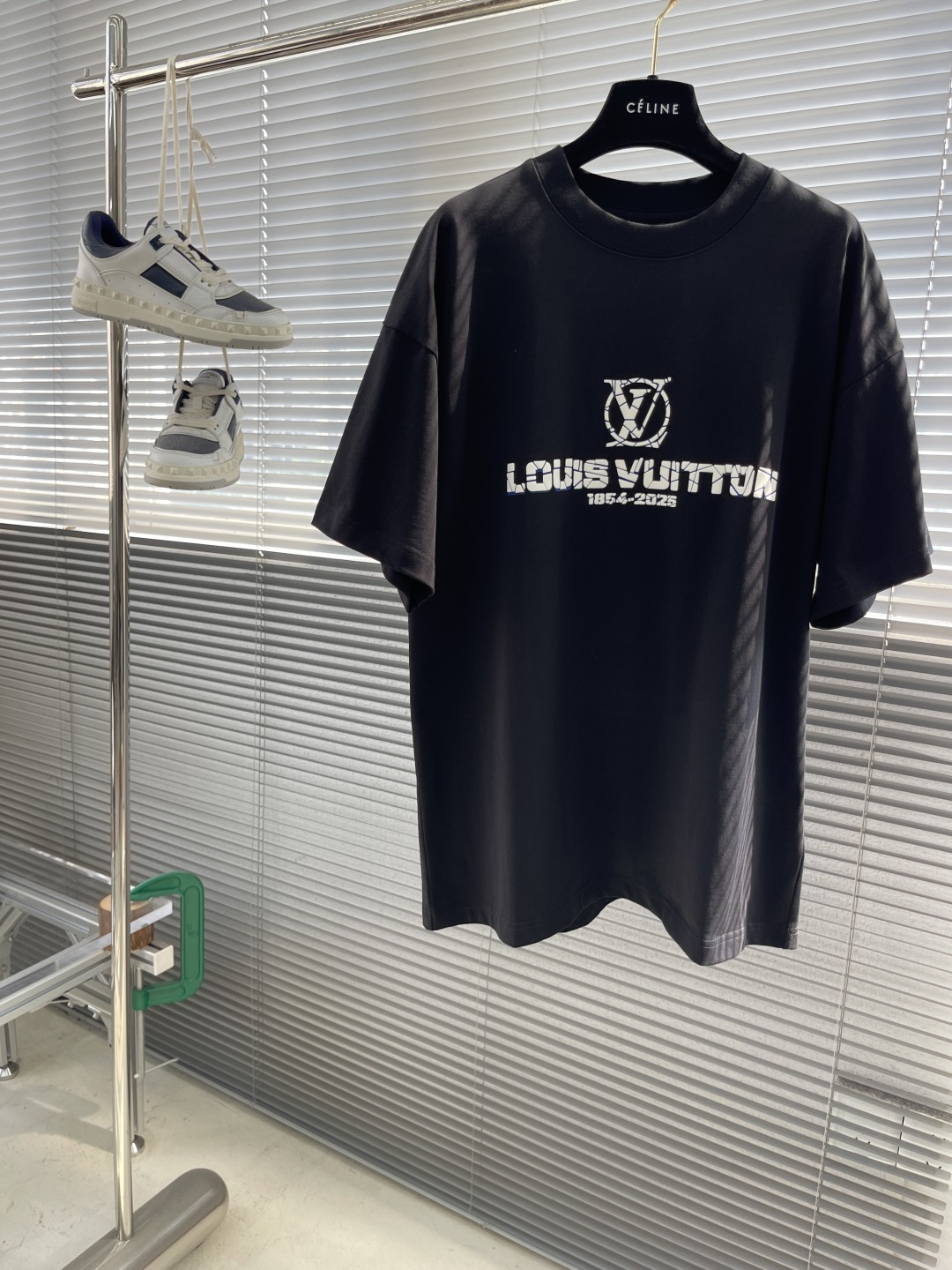 NO:444048,-Dou Brand 25ss counter with the same round neck short-sleeved T-shirt~customized foam embossing logo technology!  Specially customized fabrics!  Thick board three-dimensional!  The thicker clothes make the overall high breathability and soft texture more prominent, and the full cotton texture causes extreme comfort. A must-have item for high-end people Size 48-56 (M-3XL), louis vuitton, T-shirt,tees, t-shirt,alexander wang19860909-驴牌 25ss专柜同款圆领短袖T恤～定制发泡压花logo工艺！特供定制面料！ 厚板立体！衣服偏厚使整体高透气和柔软性的质感更加凸显,饱满的棉质感引起极度舒适.高端人士必备单品 尺码48-56（M-3XL）,,louis vuitton,T-shirt,tees，t-shirt,alexander wang,Men's clothing