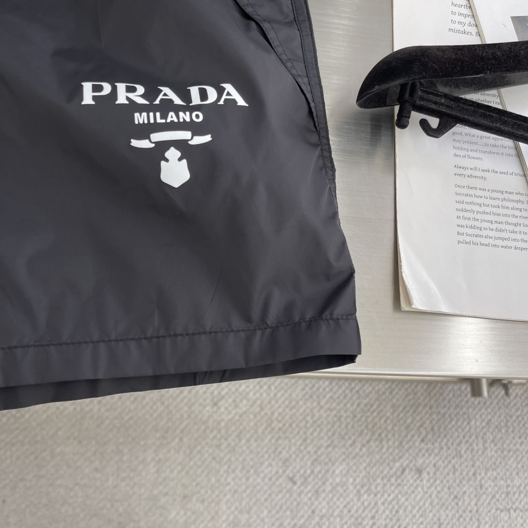 -PRAD 印花尼龙短裤定制再生幻纶尼龙织物 清爽透气 舒适贴肤 以深邃的黑为主色调 纯粹而深邃 标志性