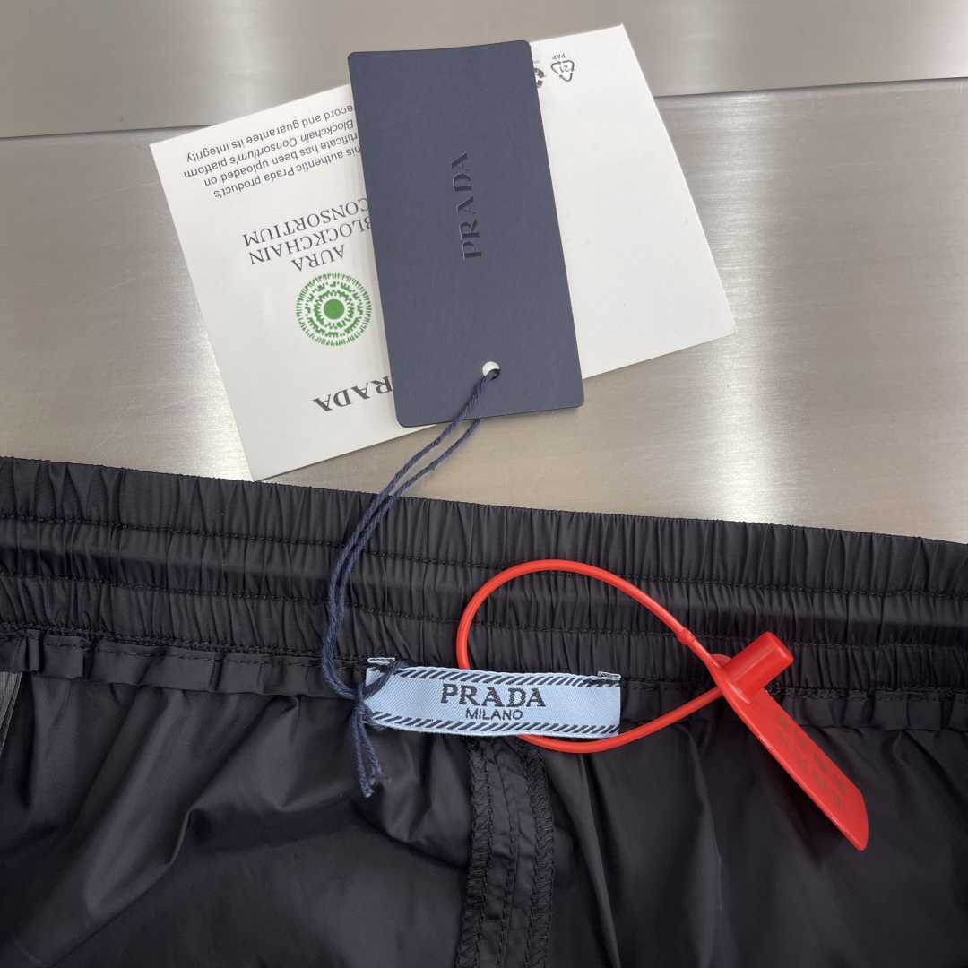 -PRAD 印花尼龙短裤定制再生幻纶尼龙织物 清爽透气 舒适贴肤 以深邃的黑为主色调 纯粹而深邃 标志性