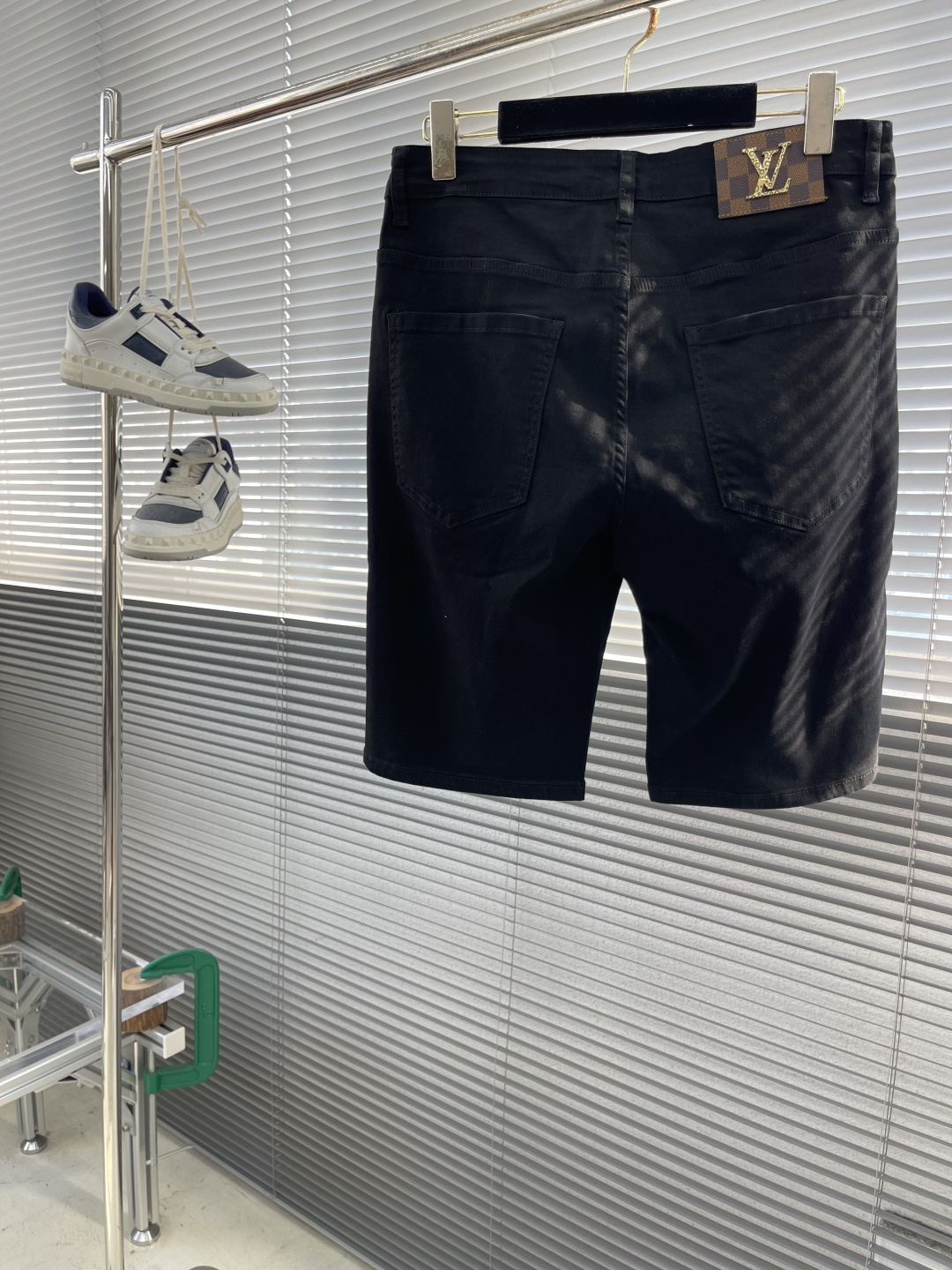 NO:431900,-Dou Brand 2025 spring and summer denim shorts, simple but not lacking style. Classic denim material, crisp and stylish. The clean and neat tailoring presents smooth lines. The five-bag design is matched with metal buttons, with both retro charm and practicality. Whether it is paired with casual T-shirts to create a daily fresh style or a simple shirt to attend a light business occasion, it can be easily adapted, showing casualness and fashion. Size 28-38 (35.37),,louis vuitton, shorts,shirts,tees, t-shirt,alexander wang19860909-驴牌 2025春夏牛仔短裤,简约而不失格调.经典牛仔材质,挺括有型.干净利落的剪裁,呈现出流畅线条.五袋设计搭配金属纽扣,复古韵味与实用性兼具.无论是搭配休闲T恤打造日常清新风,还是配上简约衬衫出席轻商务场合,都能轻松适配,尽显随性与时尚.尺码28-38（35.37）,,louis vuitton,shorts,shirts,tees，t-shirt,alexander wang,Men's clothing