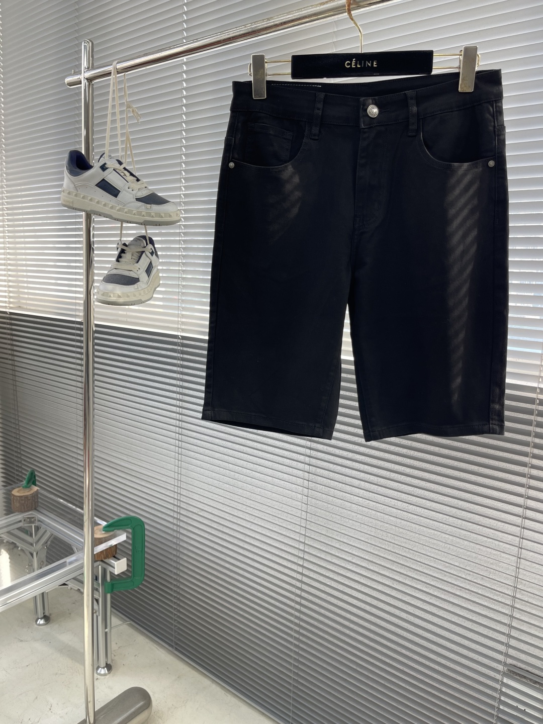 NO:431874,-mon 2025 spring and summer denim shorts, simple but not lacking style. Classic denim material, crisp and stylish. The clean and neat tailoring presents smooth lines. The five-bag design is paired with metal buttons, with both retro charm and practicality. Whether it is paired with casual T-shirts to create a daily fresh style or a simple shirt to attend a light business occasion, it can be easily adapted, showing casualness and fashion. Number 28-38 (35.37), shorts,shirts,tees, t-shirt,alexander wang19860909-mon 2025春夏牛仔短裤,简约而不失格调.经典牛仔材质,挺括有型.干净利落的剪裁,呈现出流畅线条.五袋设计搭配金属纽扣,复古韵味与实用性兼具.无论是搭配休闲T恤打造日常清新风,还是配上简约衬衫出席轻商务场合,都能轻松适配,尽显随性与时尚 码数28-38（35.37）,,shorts,shirts,tees，t-shirt,alexander wang,Men's clothing