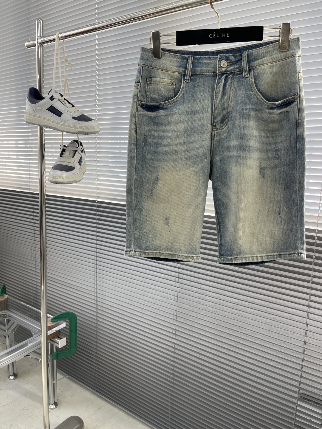 NO:431868,-TB 2025 spring and summer denim shorts, simple but not lacking style. Classic denim material, crisp and stylish. The clean and neat tailoring presents smooth lines. The five-bag design is matched with metal buttons, with both retro charm and practicality. Whether it is paired with a casual T-shirt to create a daily fresh style or a simple shirt to attend a light business occasion, it can be easily adapted, showing casualness and fashion. Size 28-38 (35, 37), shorts,shirts,tees, t-shirt,alexander wang19860909-TB 2025春夏牛仔短裤,简约而不失格调. 经典牛仔材质,挺括有型.干净利落的剪裁,呈现出流畅线条.五袋设计搭配金属纽扣,复古韵味与实用性兼具.无论是搭配休闲T恤打造日常清新风,还是配上简约衬衫出席轻商务场合,都能轻松适配,尽显随性与时尚. 尺码28-38（35、37）,,shorts,shirts,tees，t-shirt,alexander wang,Men's clothing