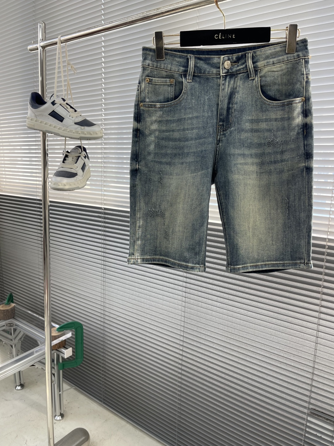 NO:431862,-mon 2025 spring and summer denim shorts, simple but not lacking style. Classic denim material, crisp and stylish. The clean and neat tailoring presents smooth lines. The five-bag design is matched with metal buttons, with both retro charm and practicality. Whether it is paired with a casual T-shirt to create a daily fresh style or a simple shirt to attend a light business occasion, it can be easily adapted, showing casualness and fashion. Size 28-38 (35, 37), shorts,shirts,tees, t-shirt,alexander wang19860909-mon 2025春夏牛仔短裤,简约而不失格调.经典牛仔材质,挺括有型.干净利落的剪裁,呈现出流畅线条.五袋设计搭配金属纽扣,复古韵味与实用性兼具.无论是搭配休闲T恤打造日常清新风,还是配上简约衬衫出席轻商务场合,都能轻松适配,尽显随性与时尚. 尺码28-38（35、37）,,shorts,shirts,tees，t-shirt,alexander wang,Men's clothing