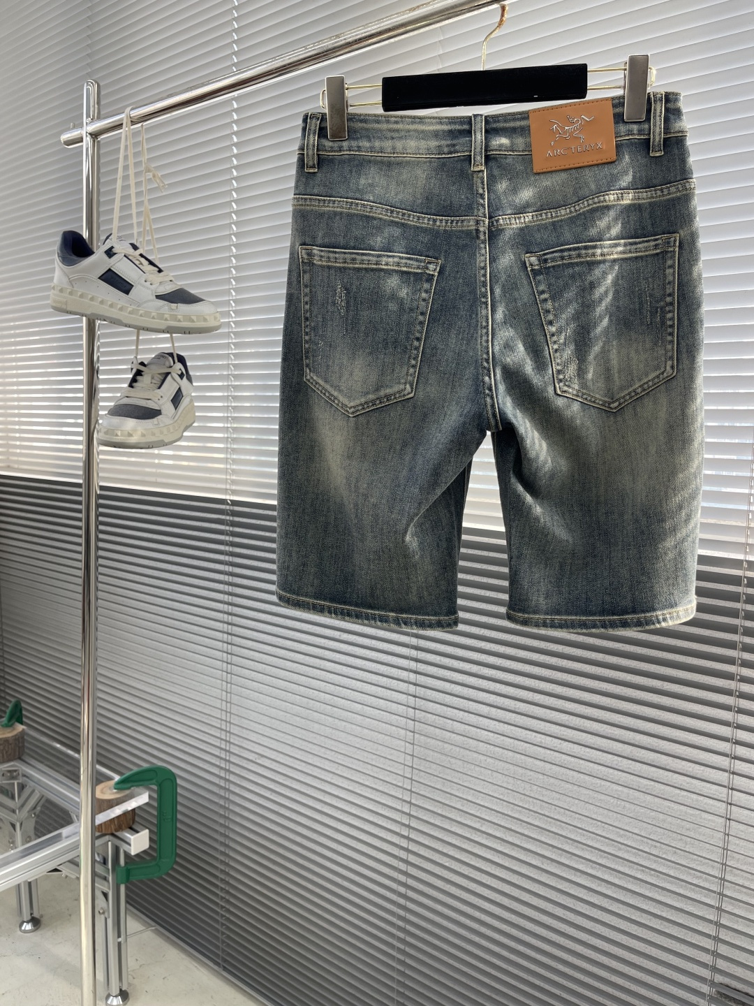 NO:431905,- Bird Home 2025 spring and summer denim shorts, simple but not lacking style. Classic denim material, crisp and stylish. The clean and neat tailoring presents smooth lines. The five-bag design is matched with metal buttons, with both retro charm and practicality. Whether it is paired with a casual T-shirt to create a daily fresh style or a simple shirt to attend a light business occasion, it can be easily adapted, showing casualness and fashion. Size 28-38 (35.37),, jil sander, shorts, shirts, tees, t-shirt, alexander wang19860909- 鸟家 2025春夏牛仔短裤,简约而不失格调.经典牛仔材质,挺括有型.干净利落的剪裁,呈现出流畅线条.五袋设计搭配金属纽扣,复古韵味与实用性兼具.无论是搭配休闲T恤打造日常清新风,还是配上简约衬衫出席轻商务场合,都能轻松适配,尽显随性与时尚.尺码28-38（35.37）,,jil sander,shorts,shirts,tees，t-shirt,alexander wang,Men's clothing