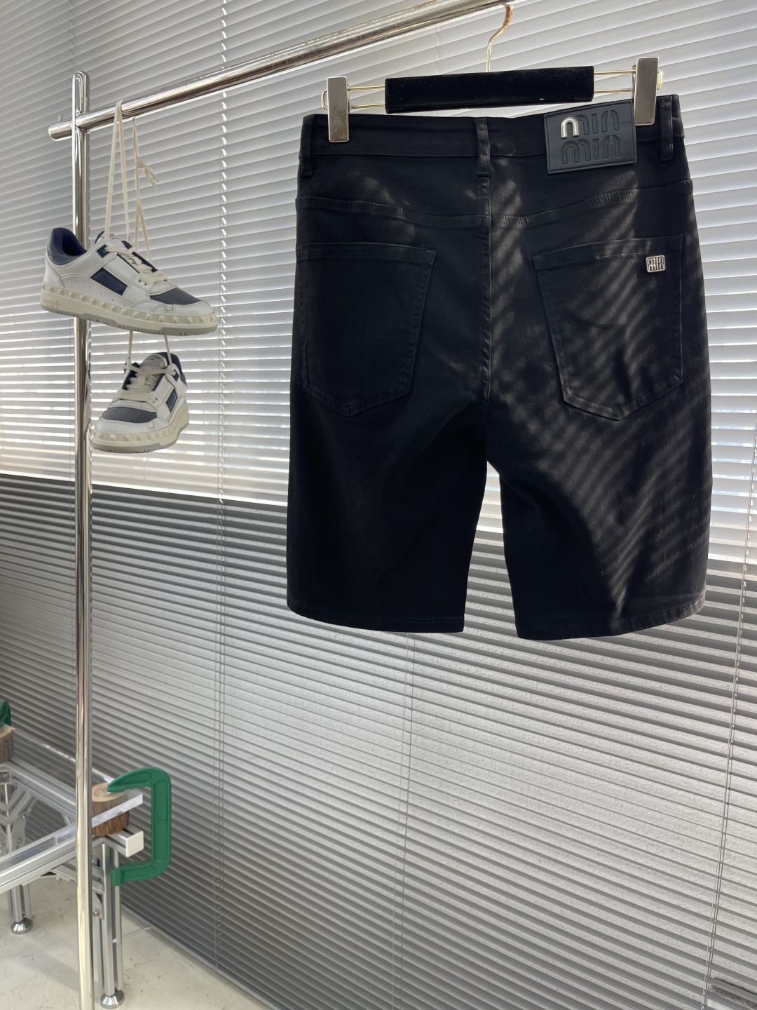 NO:431106,-miumiu 25ss Spring and Summer New Denim Shorts Stretch fabric, complex handicraft superposition, any washing step lasts for a few seconds and will become completely different color effects, so it is more precious, especially long-lasting and odor-resistant... Choose the best tannin elastic texture, genuine leather leather cards, high-quality metal accessories... to create a unique and original jeans style!  . Number of codes 28-38 (35,37), miumiu, shorts, jeans, alexander wang19860909-miumiu 25ss春夏新款牛仔短裤 弹力面料,复杂的手工艺叠加,任何一个洗水环节多停留几秒都会变成完全不一样的颜色效果,所以越加珍贵,特别持久、耐味…… 选用上乘的丹宁弹力质感,真皮皮牌、高定的金属辅料……打造出独特及原创的牛仔裤款型！. 码数28-38（35,37）,,miumiu,shorts,jeans,alexander wang,Men's clothing