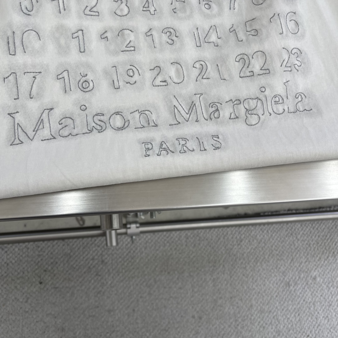 -Maison Margiela 未完成刺绣印花短袖定制高密柔绒单面针织料 柔软细腻 舒适贴肤 柔和的杏