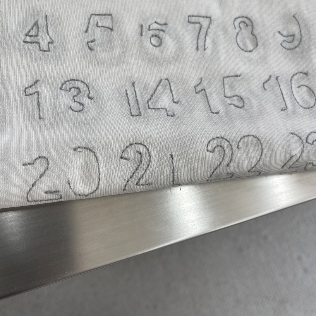 -Maison Margiela 未完成刺绣印花短袖定制高密柔绒单面针织料 柔软细腻 舒适贴肤 柔和的杏