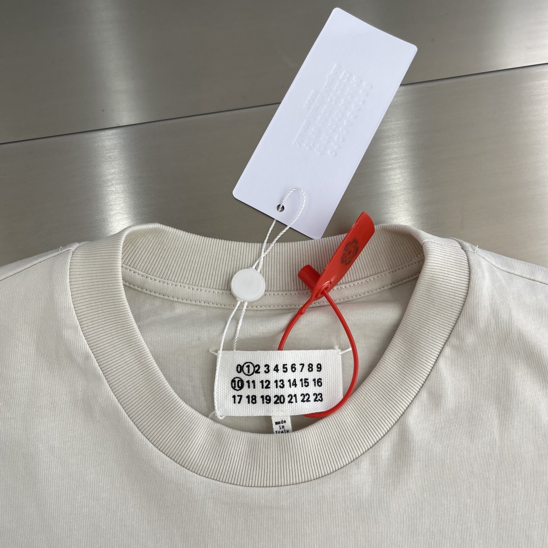 -Maison Margiela 未完成刺绣印花短袖定制高密柔绒单面针织料 柔软细腻 舒适贴肤 柔和的杏