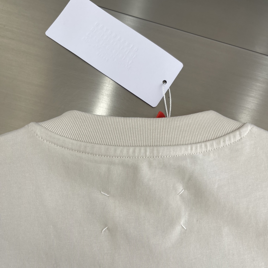 -Maison Margiela 未完成刺绣印花短袖定制高密柔绒单面针织料 柔软细腻 舒适贴肤 柔和的杏