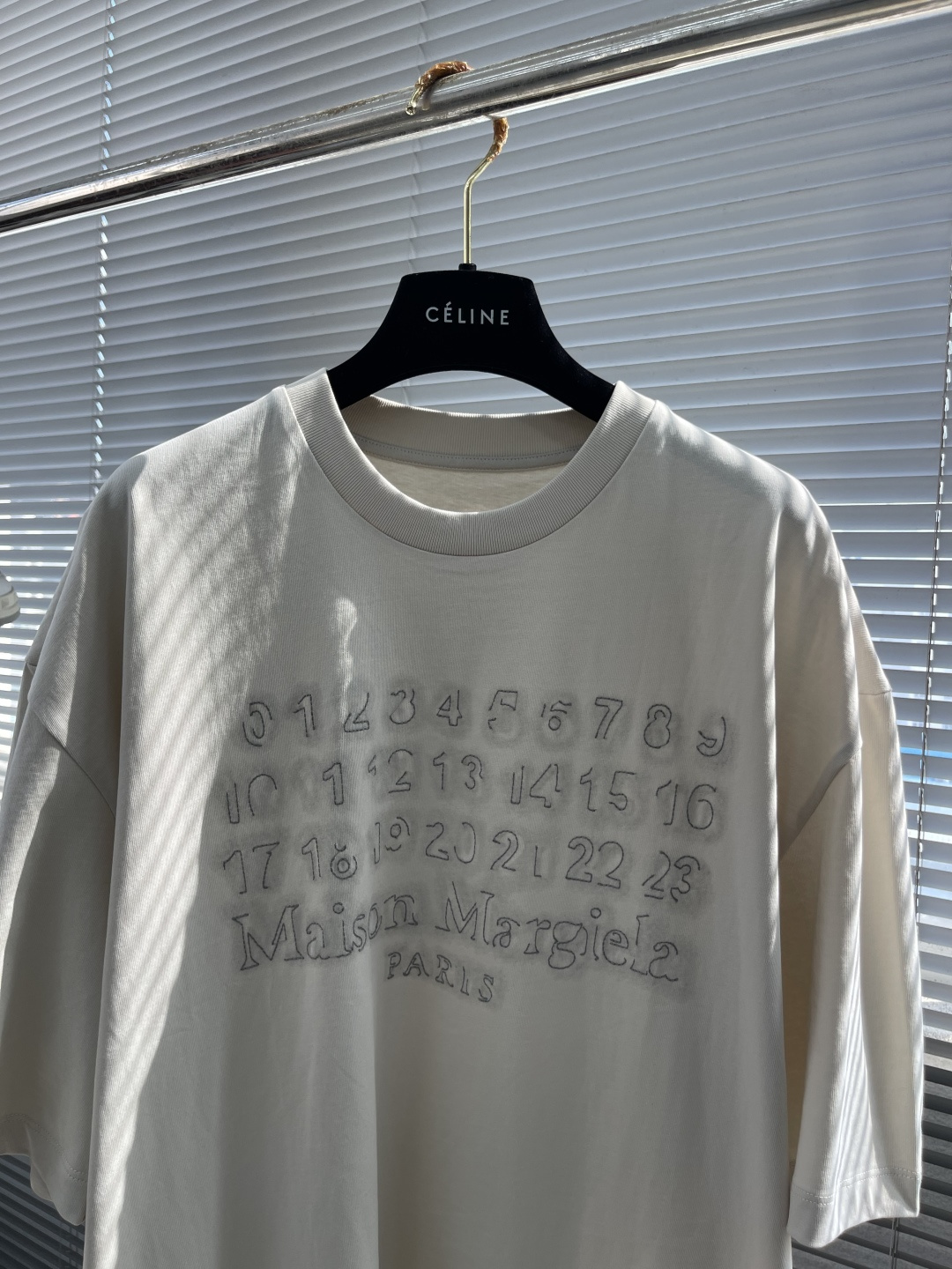 -Maison Margiela 未完成刺绣印花短袖定制高密柔绒单面针织料 柔软细腻 舒适贴肤 柔和的杏