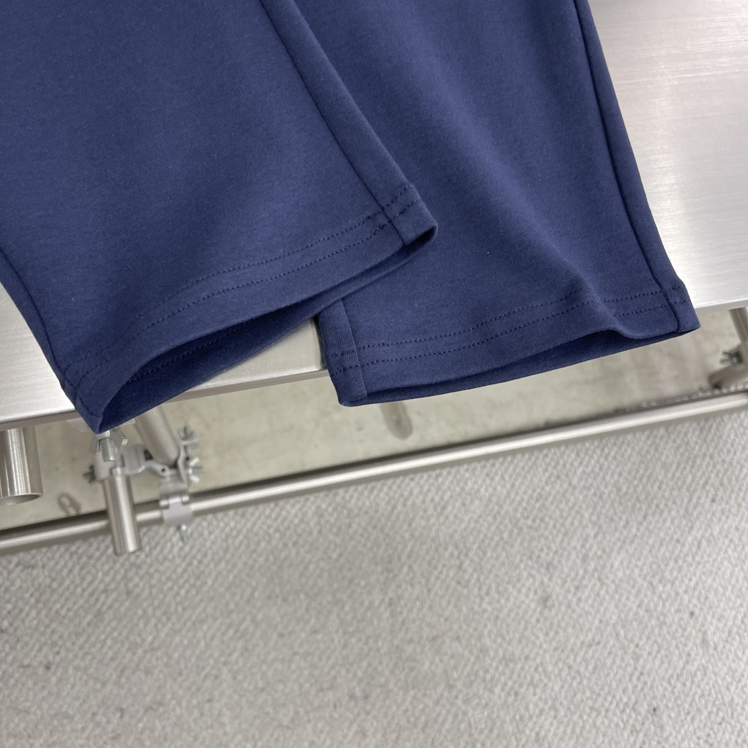 。
-Kiton   2025春夏新款男士时尚休闲抽绳百搭纯棉休闲裤卫裤慢跑裤。被誉为时装手工界的典范，