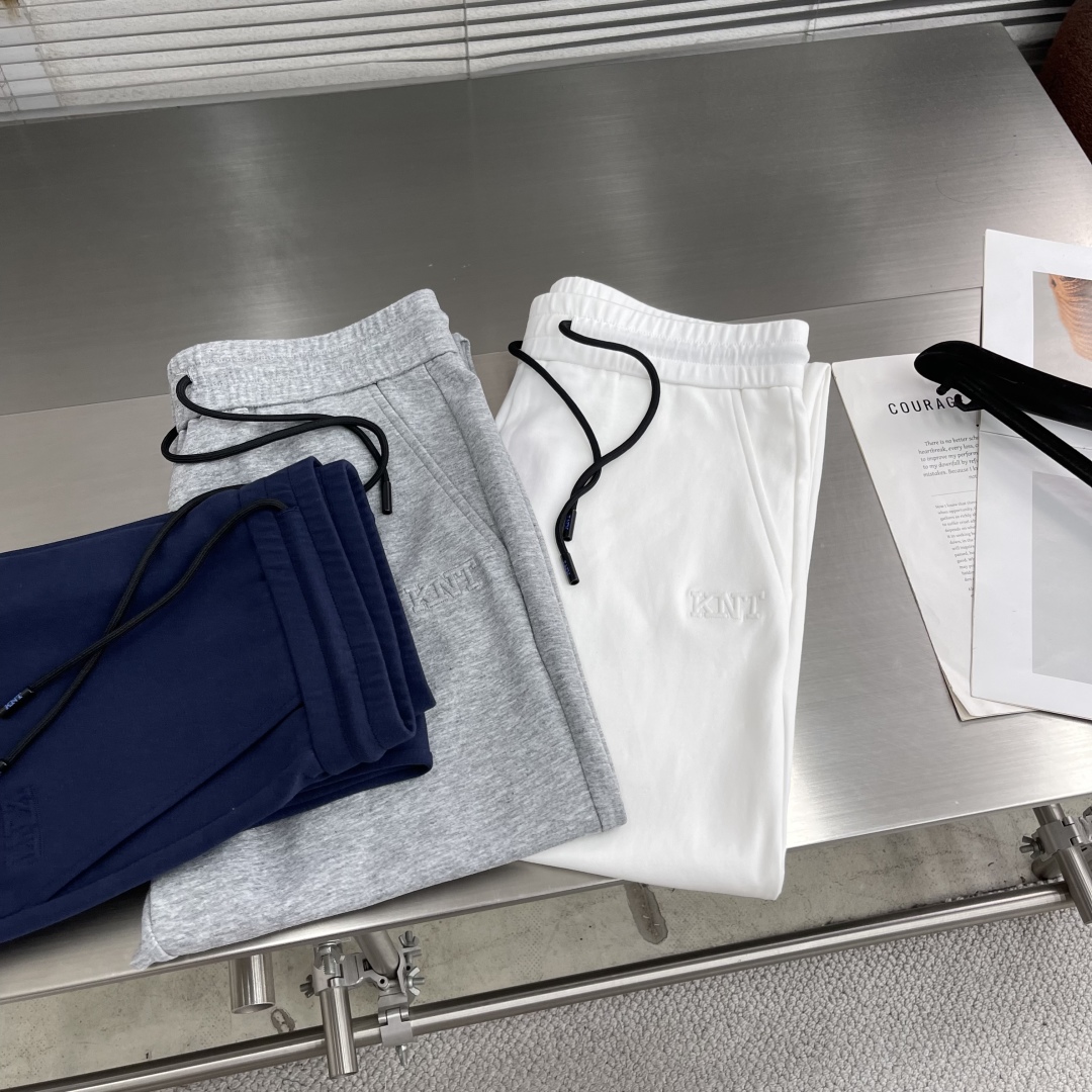 
。
-Kiton   2025春夏新款男士时尚休闲抽绳百搭纯棉休闲裤卫裤慢跑裤。被誉为时装手工界的典范