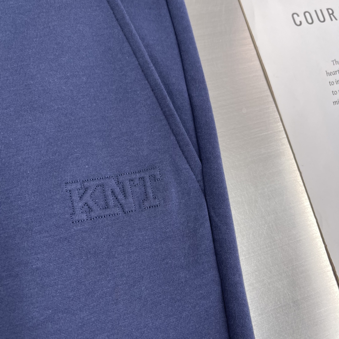 。
-Kiton   2025春夏新款男士时尚休闲抽绳百搭纯棉休闲裤卫裤慢跑裤。被誉为时装手工界的典范，