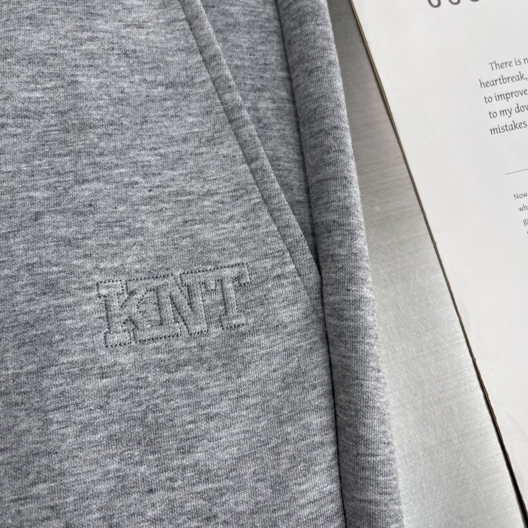 。

-Kiton   2025春夏新款男士时尚休闲抽绳百搭纯棉休闲裤卫裤慢跑裤。被誉为时装手工界的典范