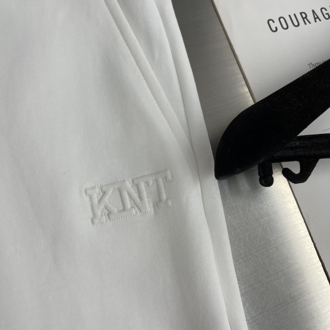 
。
-Kiton   2025春夏新款男士时尚休闲抽绳百搭纯棉休闲裤卫裤慢跑裤。被誉为时装手工界的典范