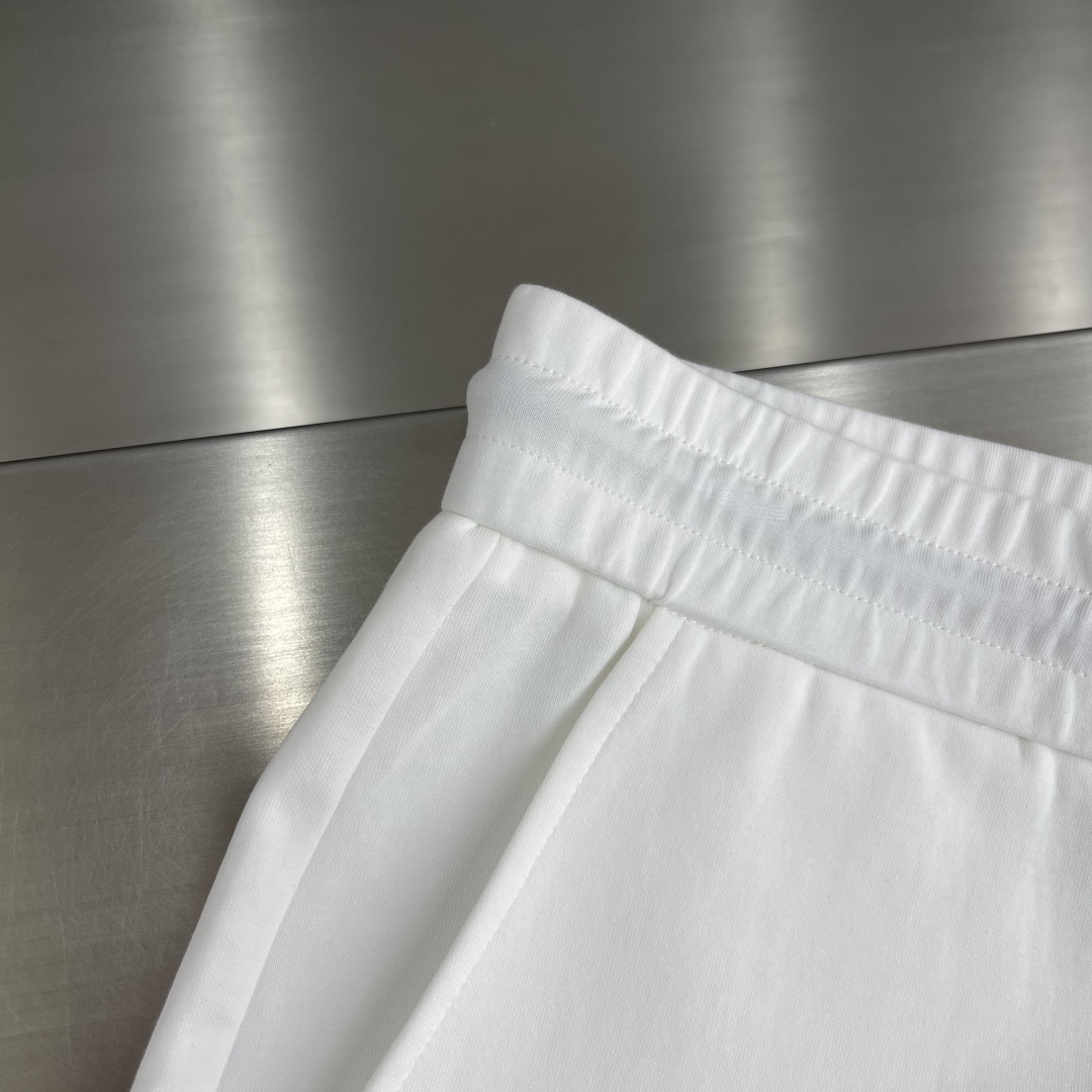 
。
-Kiton   2025春夏新款男士时尚休闲抽绳百搭纯棉休闲裤卫裤慢跑裤。被誉为时装手工界的典范
