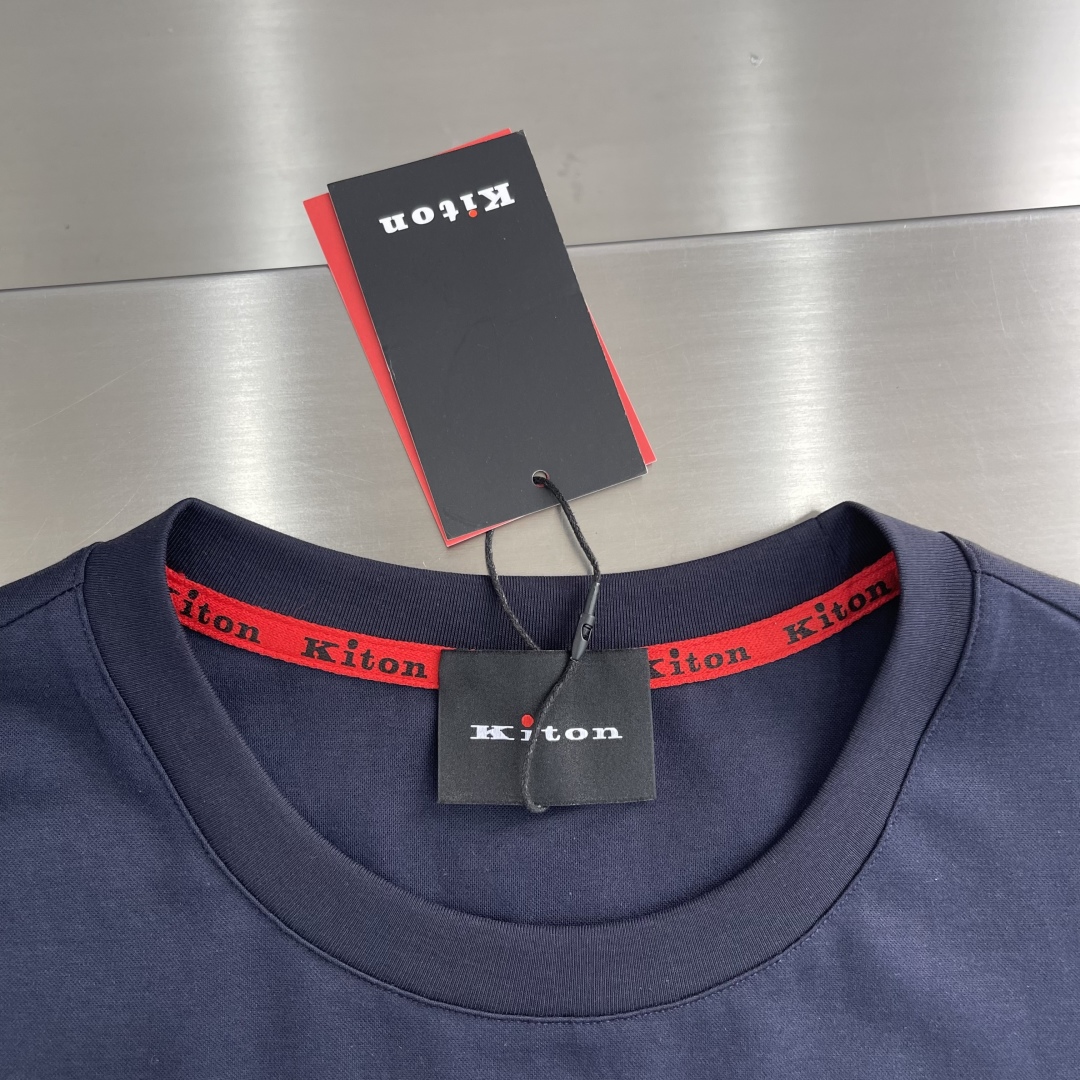 。

-KITON   25SS春夏新款莫代尔棉质混纺圆领短Tee，男士立体刺绣标识基础休闲短袖T恤衫！