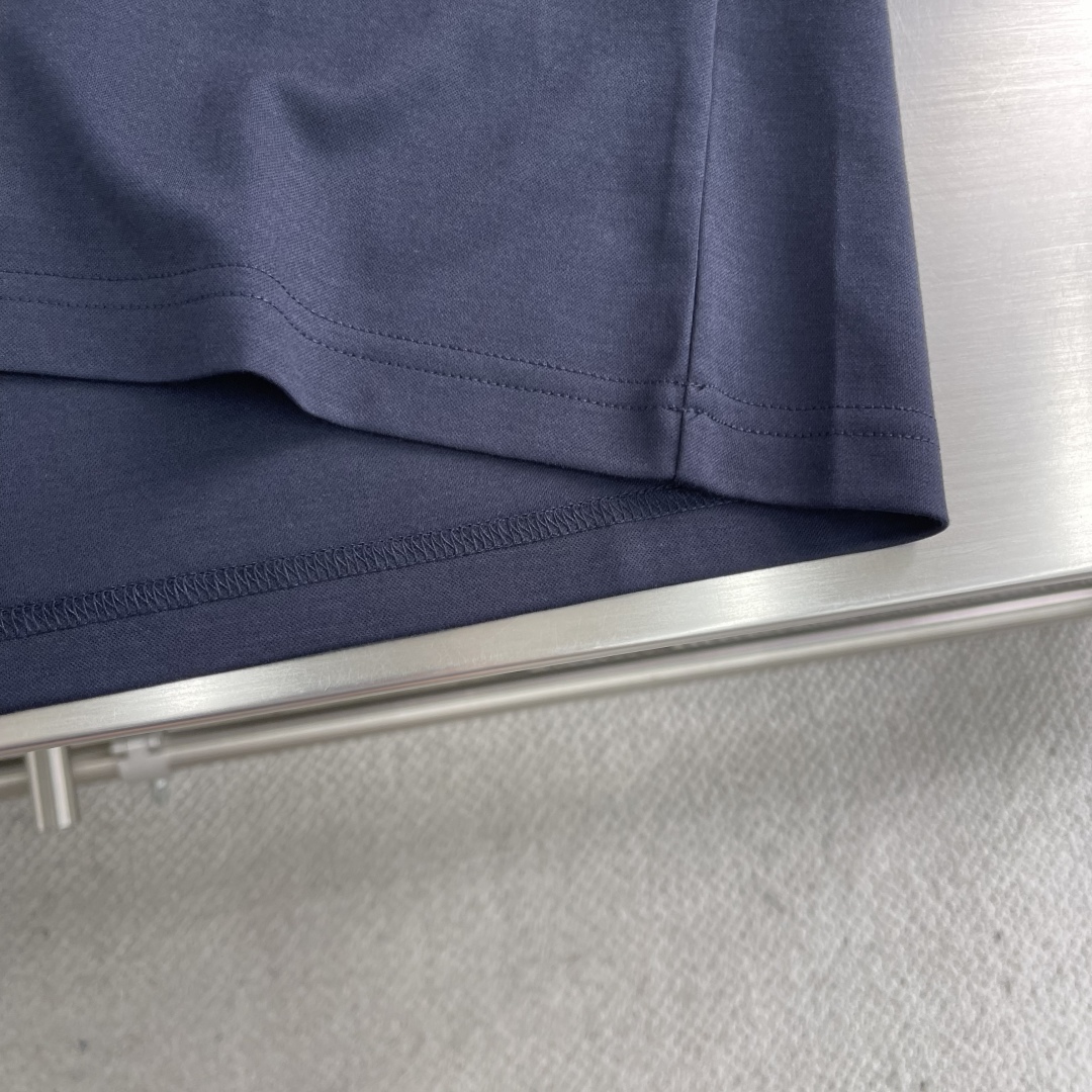 。

-KITON   25SS春夏新款莫代尔棉质混纺圆领短Tee，男士立体刺绣标识基础休闲短袖T恤衫！