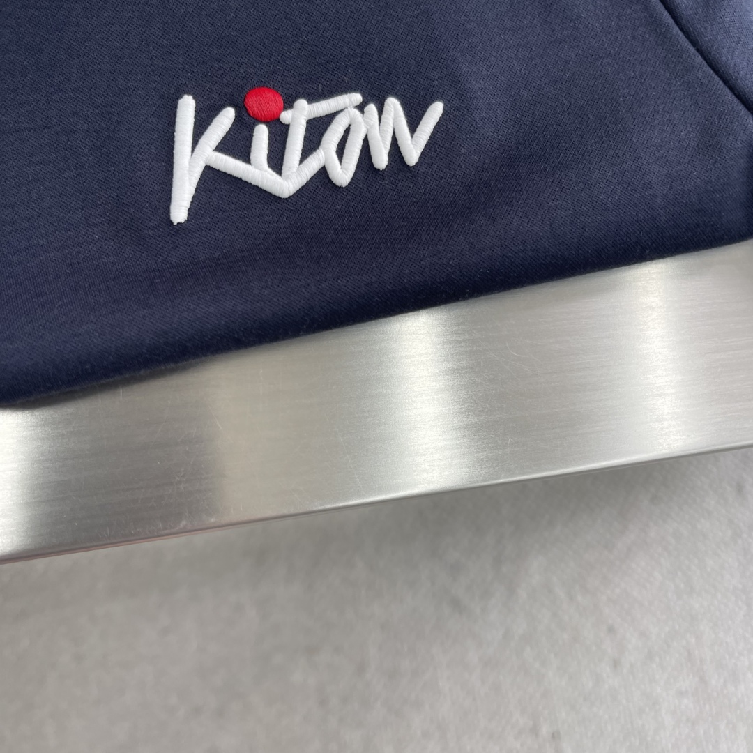 。

-KITON   25SS春夏新款莫代尔棉质混纺圆领短Tee，男士立体刺绣标识基础休闲短袖T恤衫！