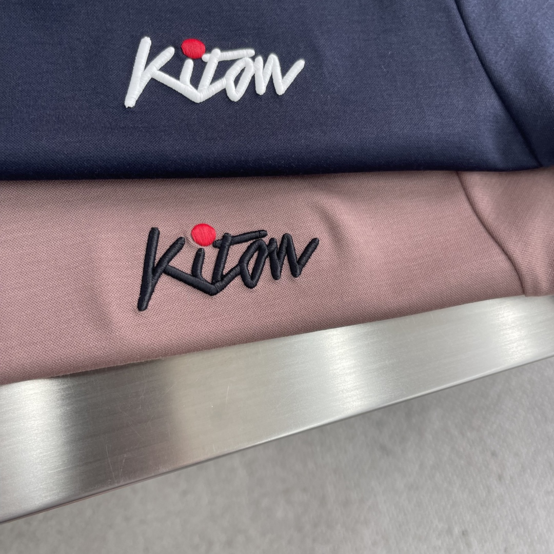 。

-KITON   25SS春夏新款莫代尔棉质混纺圆领短Tee，男士立体刺绣标识基础休闲短袖T恤衫！