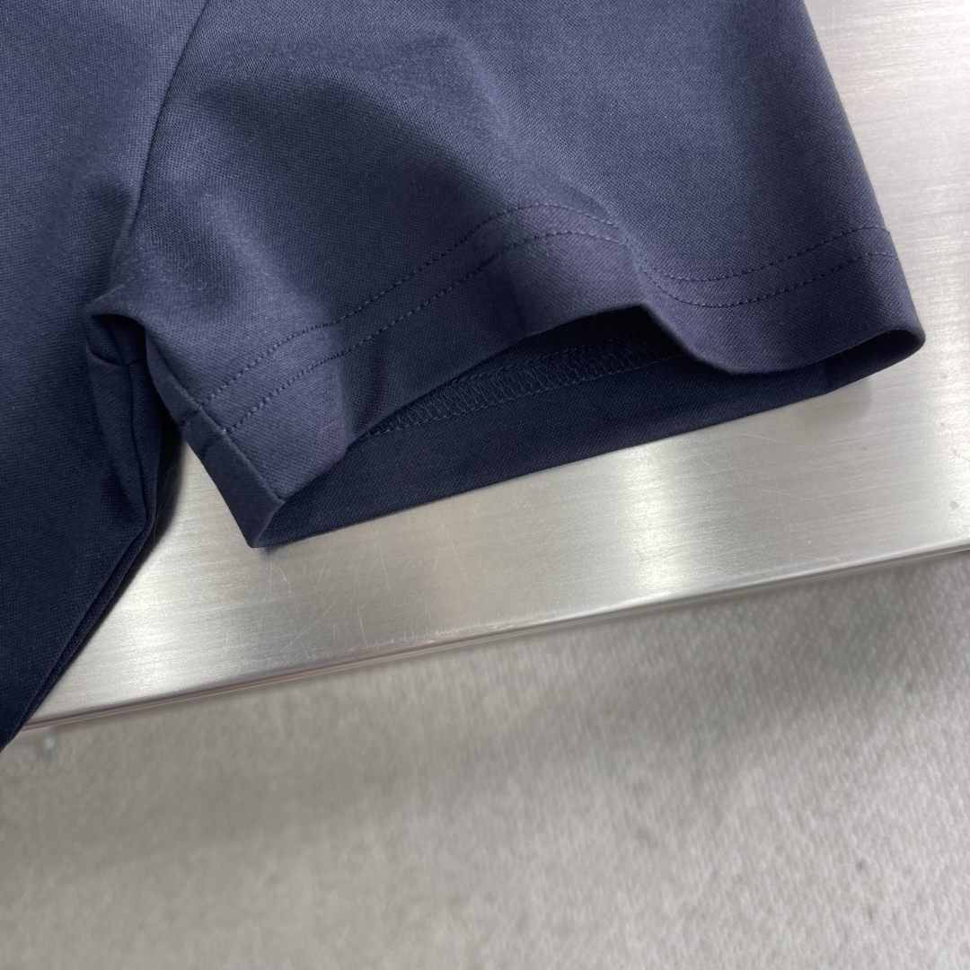 。

-KITON   25SS春夏新款莫代尔棉质混纺圆领短Tee，男士立体刺绣标识基础休闲短袖T恤衫！