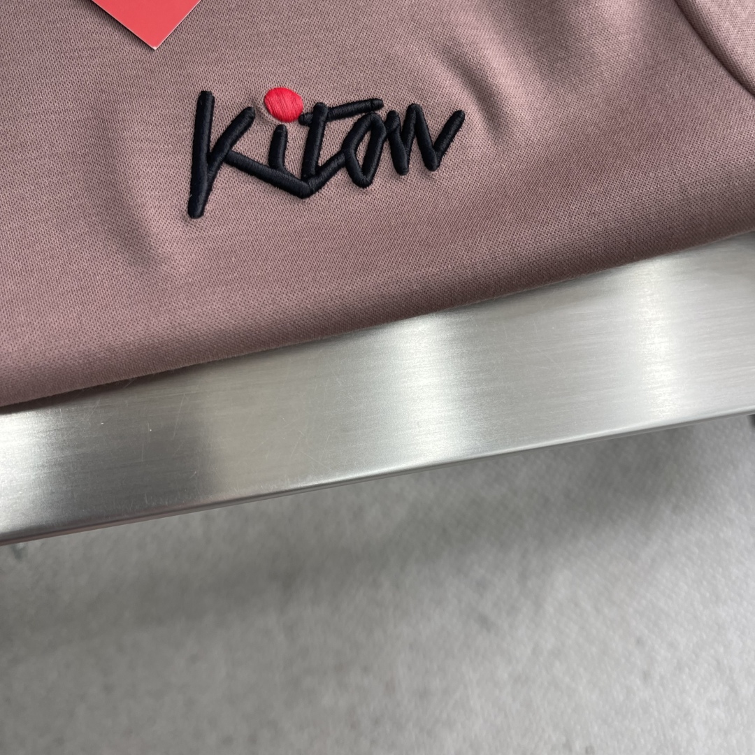 。

-KITON   25SS春夏新款莫代尔棉质混纺圆领短Tee，男士立体刺绣标识基础休闲短袖T恤衫！