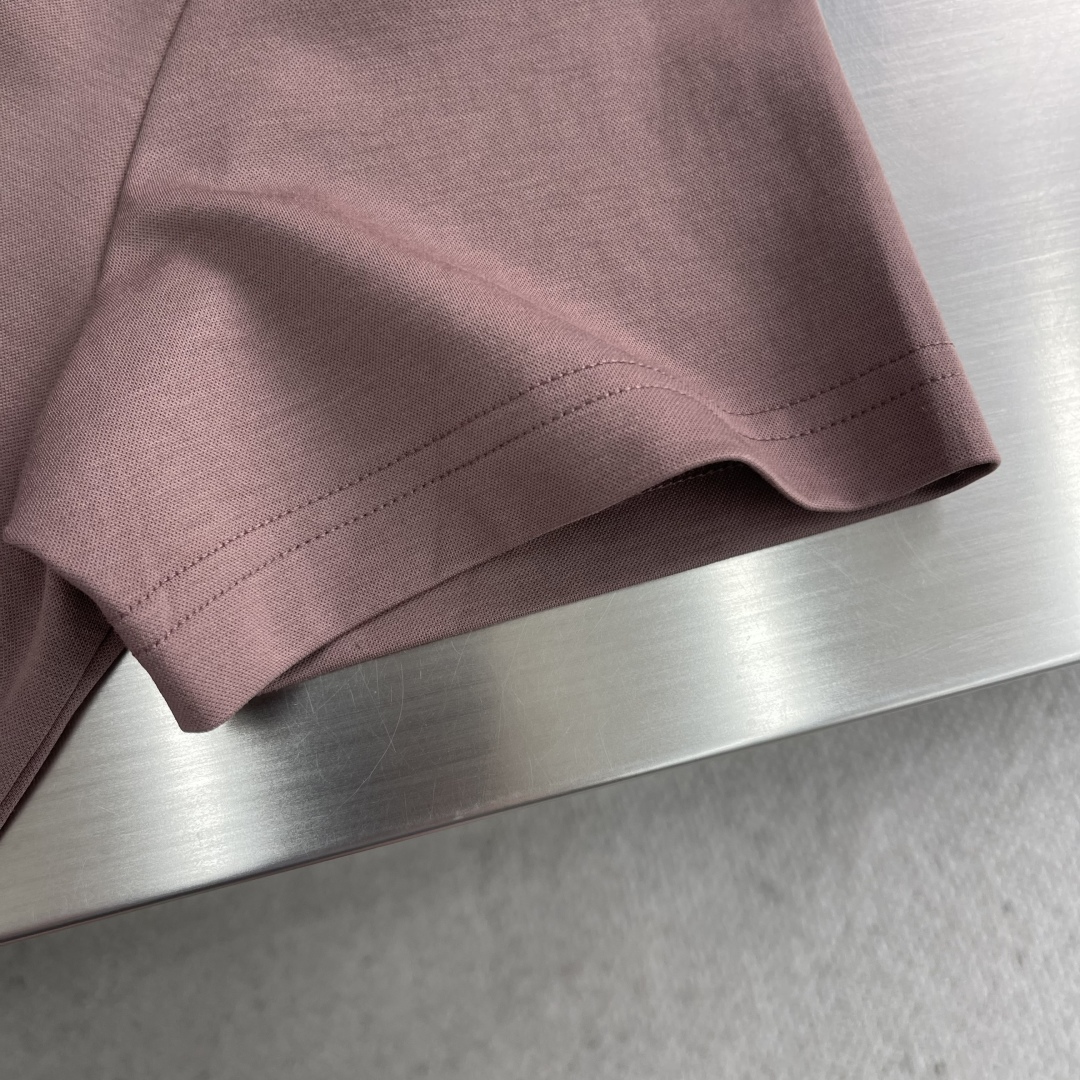 。

-KITON   25SS春夏新款莫代尔棉质混纺圆领短Tee，男士立体刺绣标识基础休闲短袖T恤衫！