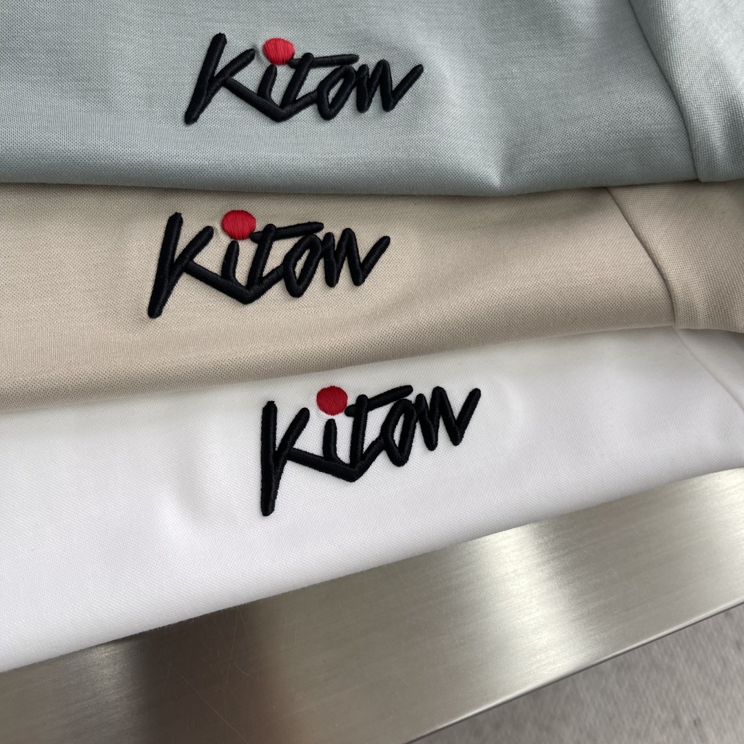 。
-KITON 25SS春夏新款莫代尔棉质混纺圆领短Tee,男士立体刺绣标识基础休闲短袖T恤衫!贸