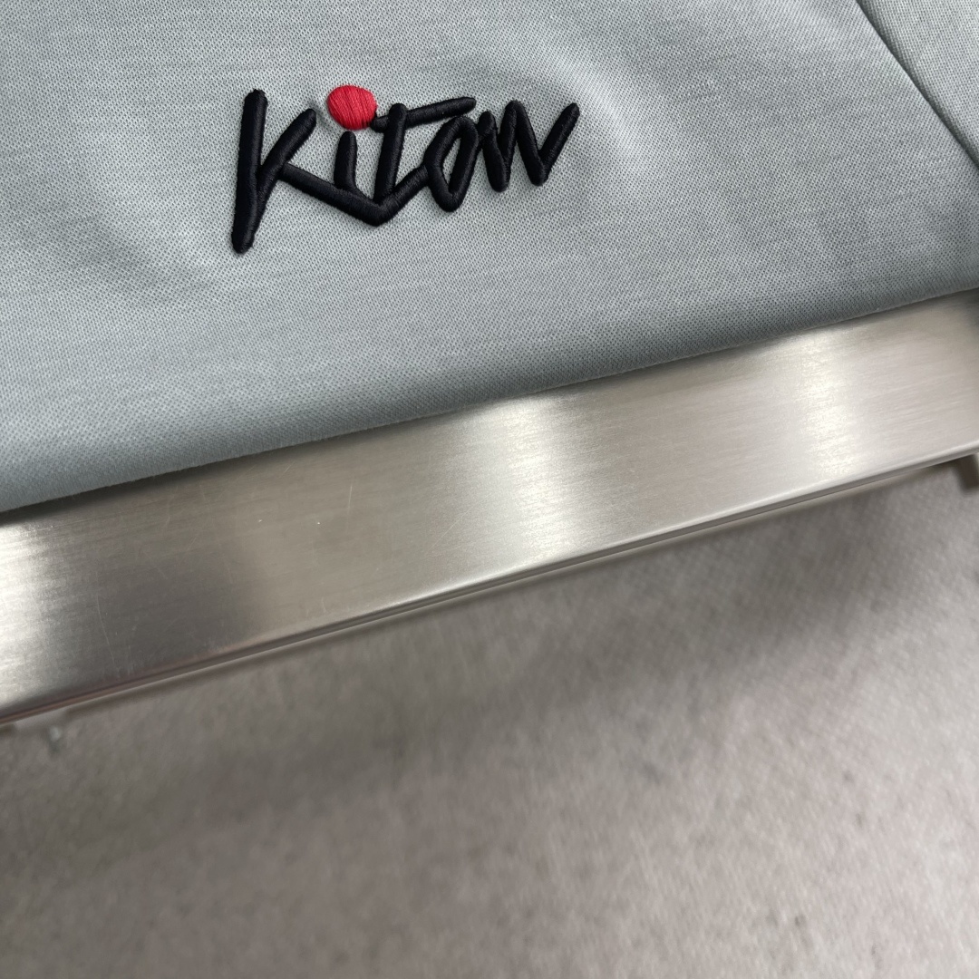 。
-KITON 25SS春夏新款莫代尔棉质混纺圆领短Tee,男士立体刺绣标识基础休闲短袖T恤衫!贸