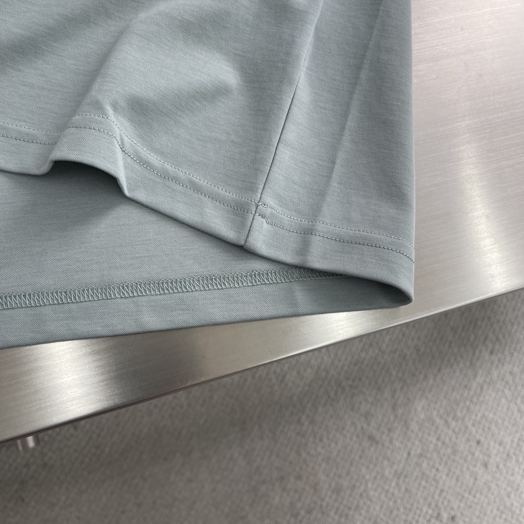 。
-KITON 25SS春夏新款莫代尔棉质混纺圆领短Tee,男士立体刺绣标识基础休闲短袖T恤衫!贸