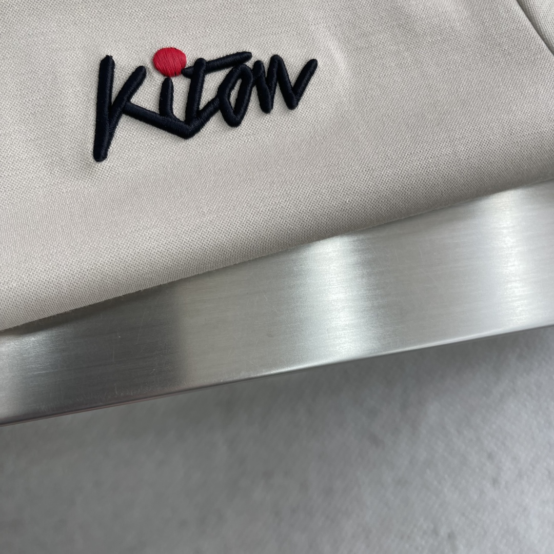 。
-KITON   25SS春夏新款莫代尔棉质混纺圆领短Tee，男士立体刺绣标识基础休闲短袖T恤衫！贸