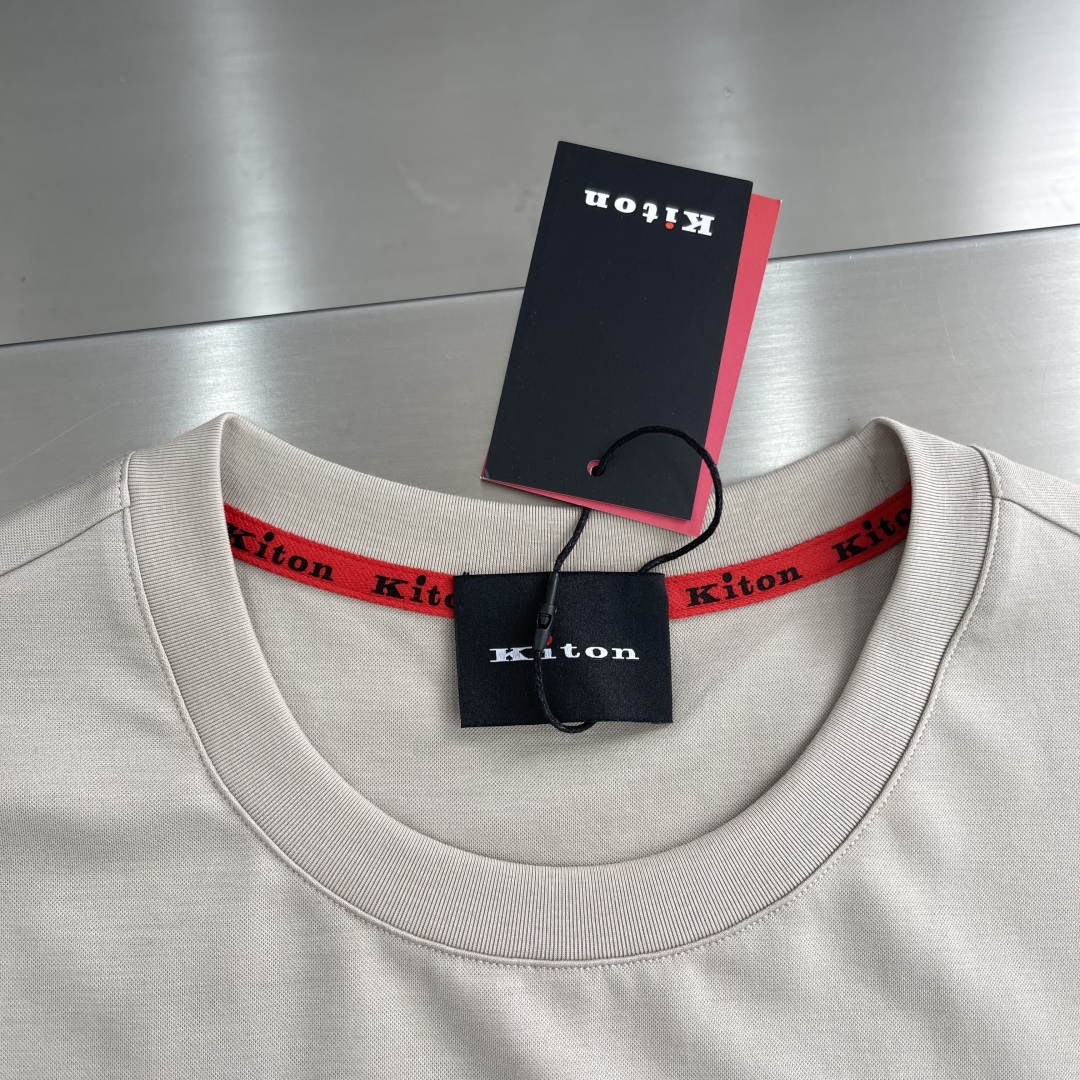 。
-KITON   25SS春夏新款莫代尔棉质混纺圆领短Tee，男士立体刺绣标识基础休闲短袖T恤衫！贸