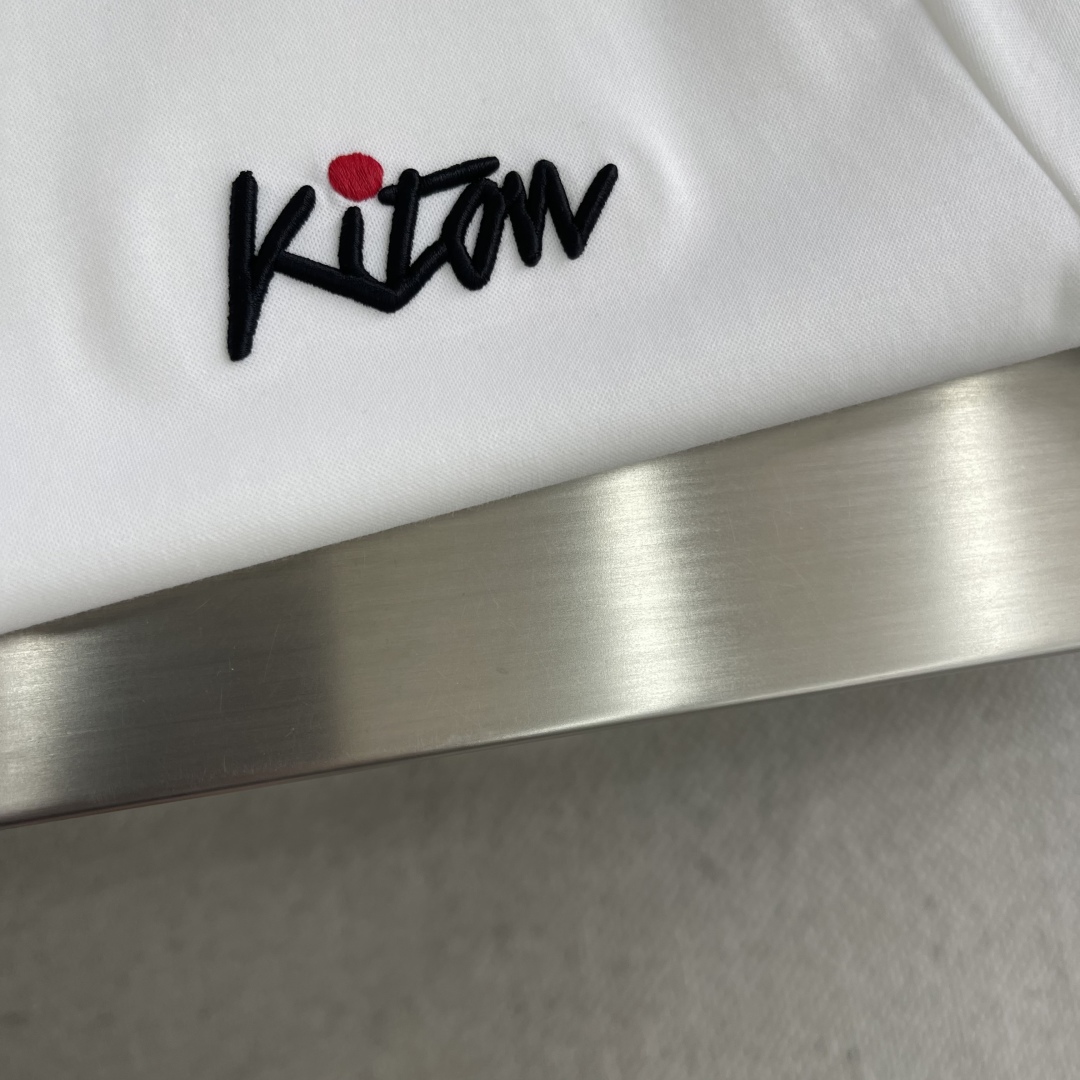 
。
-KITON   25SS春夏新款莫代尔棉质混纺圆领短Tee，男士立体刺绣标识基础休闲短袖T恤衫！