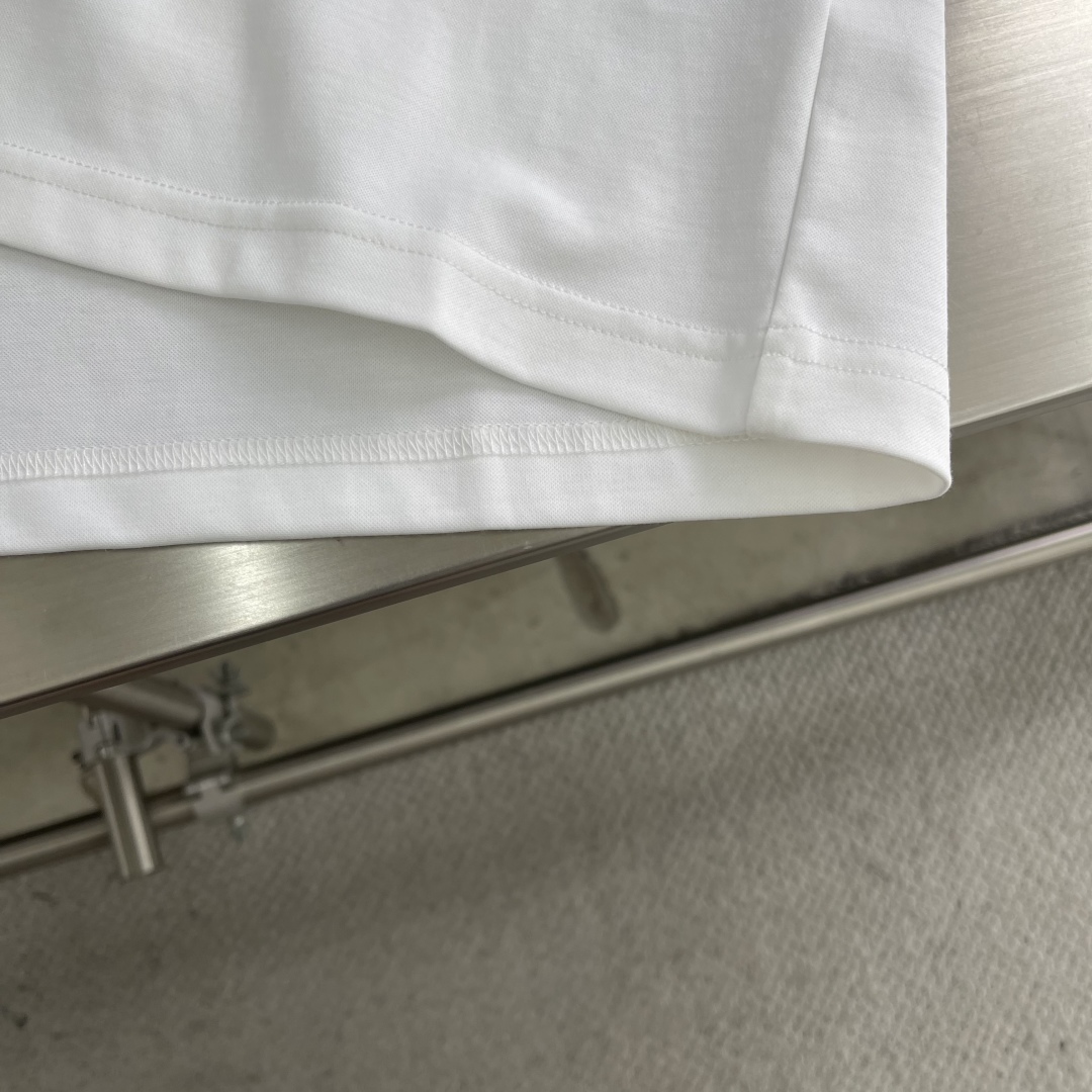 
。
-KITON   25SS春夏新款莫代尔棉质混纺圆领短Tee，男士立体刺绣标识基础休闲短袖T恤衫！