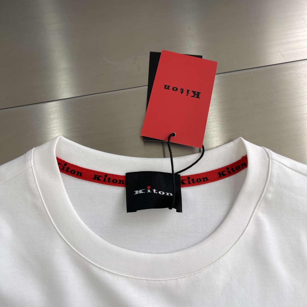 
。
-KITON   25SS春夏新款莫代尔棉质混纺圆领短Tee，男士立体刺绣标识基础休闲短袖T恤衫！