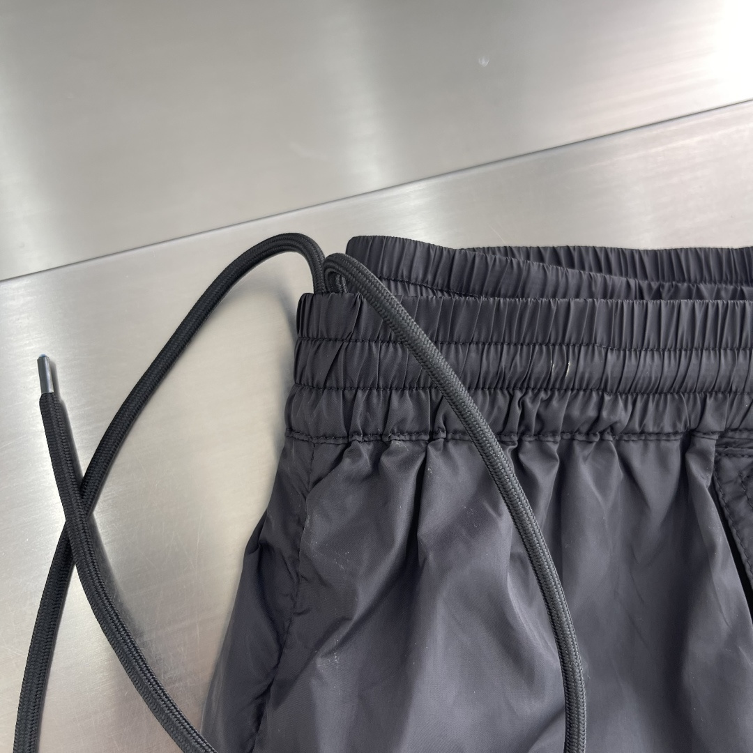 -PRAD 三角标尼龙短裤定制再生幻纶尼龙织物 清爽透气 舒适贴肤 以深邃的黑为主色调 纯粹而深邃 标志