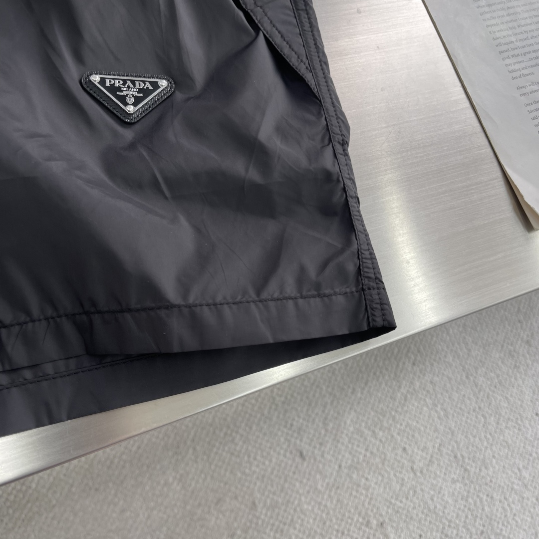 -PRAD 三角标尼龙短裤定制再生幻纶尼龙织物 清爽透气 舒适贴肤 以深邃的黑为主色调 纯粹而深邃 标志