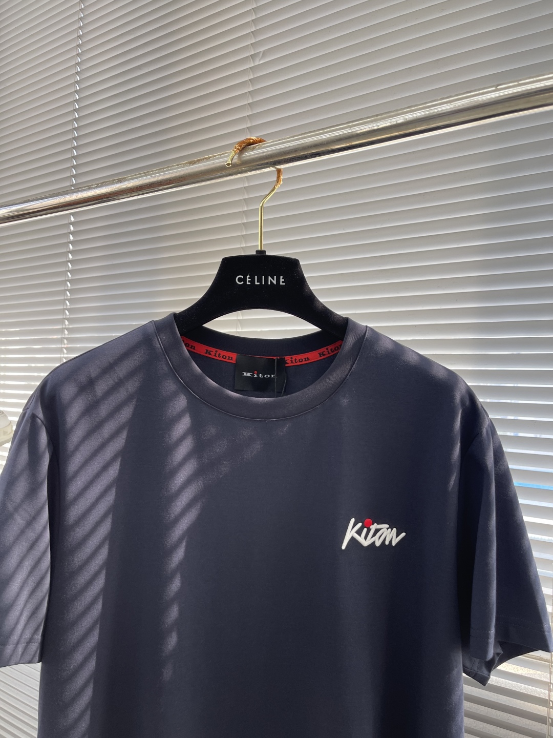 。

-KITON   25SS春夏新款莫代尔棉质混纺圆领短Tee，男士立体刺绣标识基础休闲短袖T恤衫！