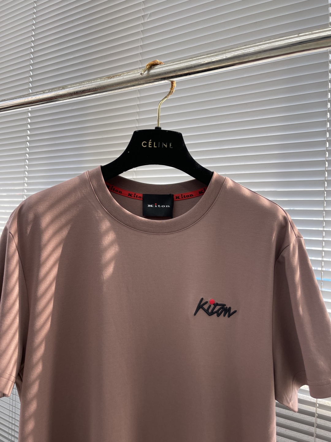 。

-KITON   25SS春夏新款莫代尔棉质混纺圆领短Tee，男士立体刺绣标识基础休闲短袖T恤衫！