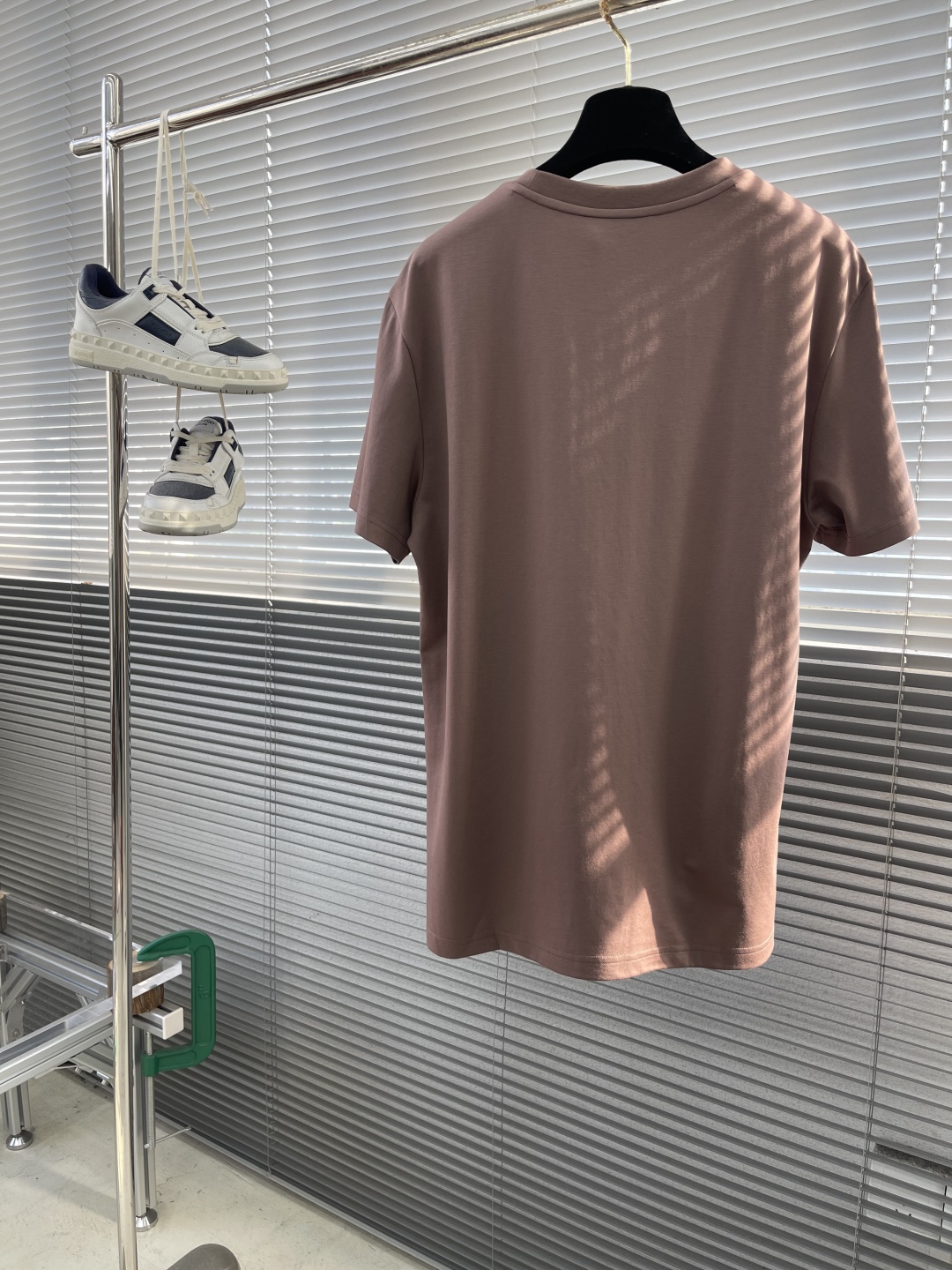 。

-KITON   25SS春夏新款莫代尔棉质混纺圆领短Tee，男士立体刺绣标识基础休闲短袖T恤衫！