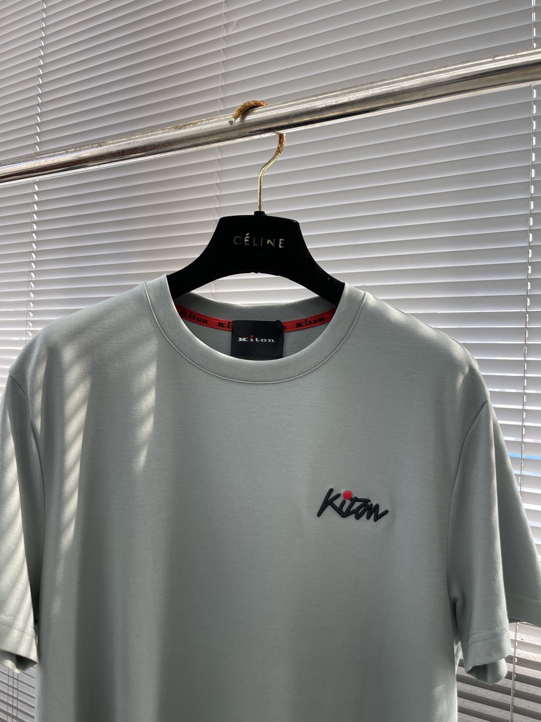 。
-KITON 25SS春夏新款莫代尔棉质混纺圆领短Tee,男士立体刺绣标识基础休闲短袖T恤衫!贸