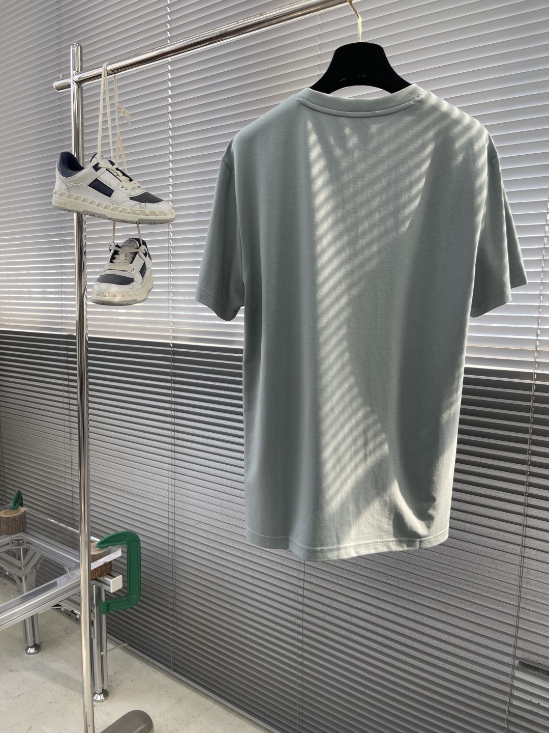 。
-KITON 25SS春夏新款莫代尔棉质混纺圆领短Tee,男士立体刺绣标识基础休闲短袖T恤衫!贸