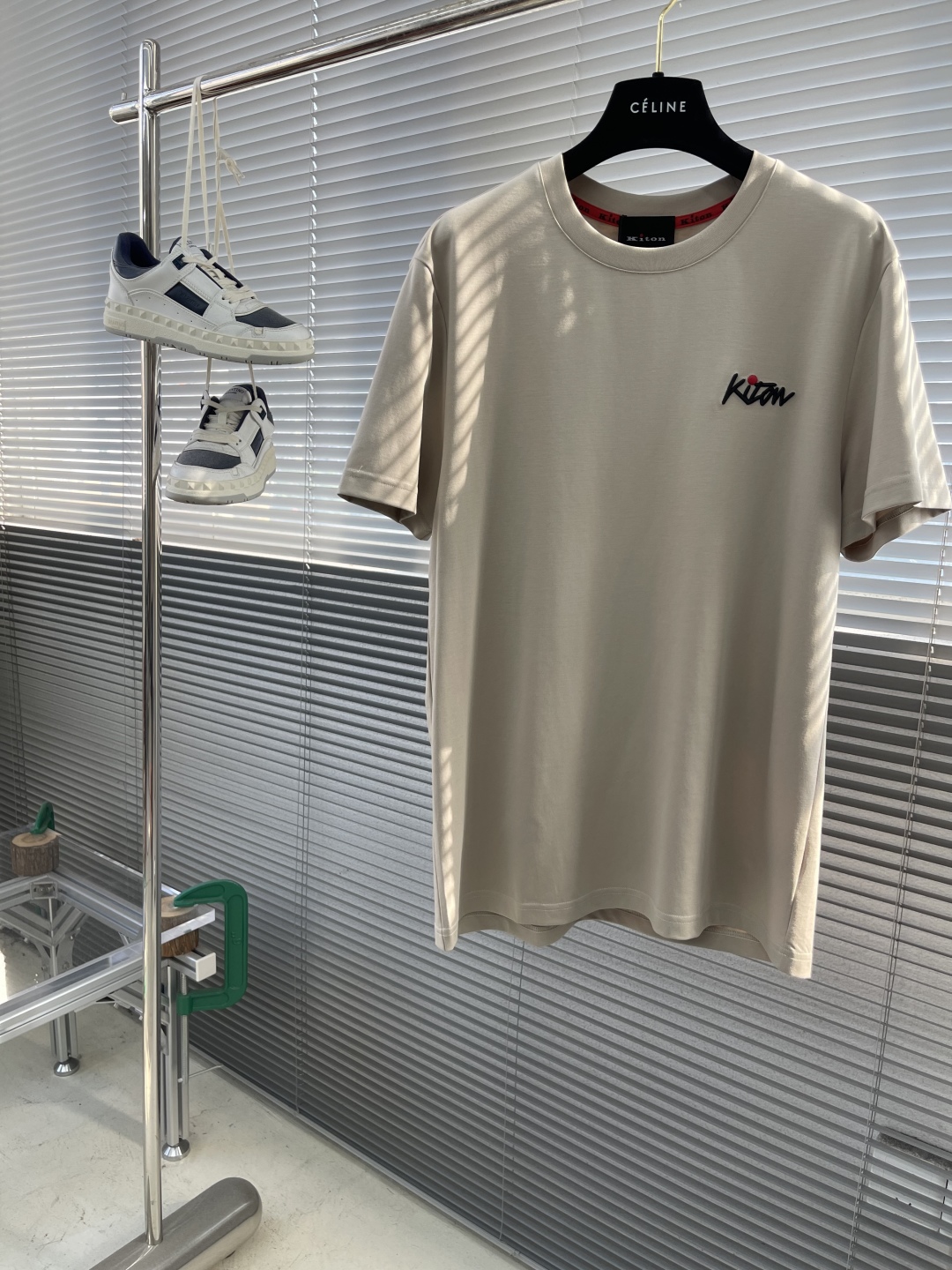 。
-KITON   25SS春夏新款莫代尔棉质混纺圆领短Tee，男士立体刺绣标识基础休闲短袖T恤衫！贸